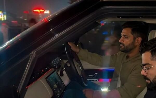 कोहली पहुँचे माही के घर, एक झलक पाने को फैंस की लगी भीड़