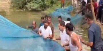राहुल गांधी ने बेगूसराय में पकड़ी मछली, बोले- ‘56 इंच वाला डरपोक है मोदी’