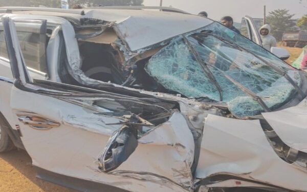 बहरागोड़ा एनएच-18 पर कार और ट्रेलर की भीषण टक्कर, रांची लौट रहे परिवार के तीन सदस्य गंभीर रूप से घायल