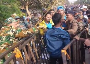 Ranchi वनडे में मैच शुरू, बाहर लोग परेशान; management पर उठे सवाल!