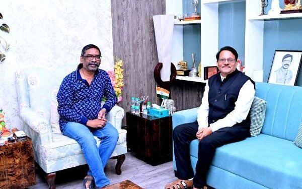 Congress in-charge K. Raju met Chief Minister Hemant Soren, discussed Jharkhand Foundation Day celebrations and political issues.