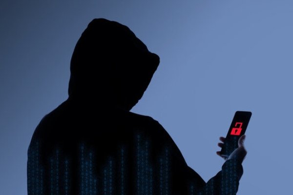 Calling prominent national leaders while posing as Chief Minister Hemant Soren, this shocking act caused a stir.