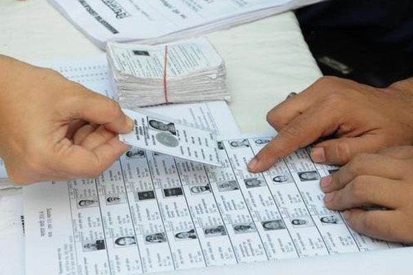 / Pre-SIR voter list update progresses rapidly in Dhanbad, with 45% online mapping completed so far.