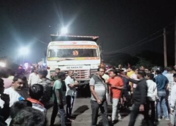 झरिया में तेज रफ्तार कोयला लदे हाईवा ने कार को चपेट में लिया, दो लोग घायल- चालक फरार