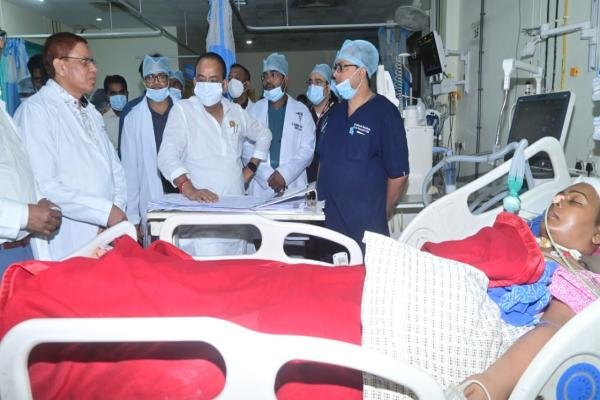 स्वास्थ्य मंत्री डॉ. इरफान अंसारी एक्शन मोड में, बुंडू हादसे के घायलों से मिलने पहुंचे अस्पताल
