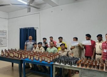 धनबाद में ऑपरेशन सतर्क के तहत आरपीएफ ने पकड़े 5 शराब तस्कर, 165 बोतल अंग्रेजी शराब बरामद