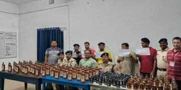 धनबाद में ऑपरेशन सतर्क के तहत आरपीएफ ने पकड़े 5 शराब तस्कर, 165 बोतल अंग्रेजी शराब बरामद