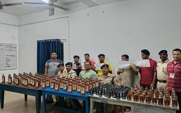 धनबाद में ऑपरेशन सतर्क के तहत आरपीएफ ने पकड़े 5 शराब तस्कर, 165 बोतल अंग्रेजी शराब बरामद