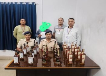 धनबाद में गंगा दामोदर एक्सप्रेस से 24 बोतल अंग्रेजी शराब बरामद, एक युवक गिरफ्तार