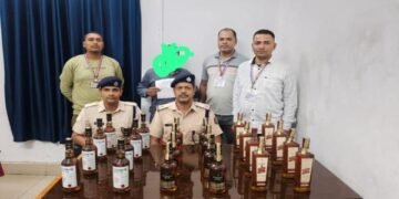 धनबाद में गंगा दामोदर एक्सप्रेस से 24 बोतल अंग्रेजी शराब बरामद, एक युवक गिरफ्तार