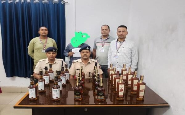 धनबाद में गंगा दामोदर एक्सप्रेस से 24 बोतल अंग्रेजी शराब बरामद, एक युवक गिरफ्तार