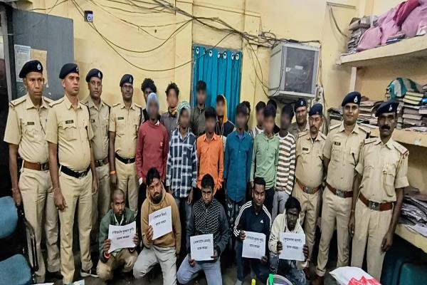 धनबाद स्टेशन से 13 नाबालिग बच्चों का रेस्क्यू, 5 बाल तस्कर गिरफ्तार