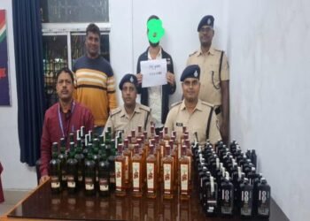 रेल सुरक्षा बल की सतर्कता से पकड़ में आई शराब तस्करी, धनबाद स्टेशन से युवक गिरफ्तार