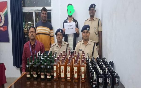 रेल सुरक्षा बल की सतर्कता से पकड़ में आई शराब तस्करी, धनबाद स्टेशन से युवक गिरफ्तार