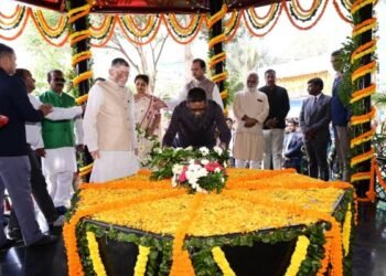 बिरसा मुंडा की 150वीं जयंती पर सीएम हेमंत और राज्यपाल संतोष गंगवार ने दी श्रद्धांजलि