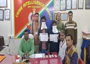 धनबाद स्टेशन पर दो मोबाइल चोर गिरफ्तार, दो फोन और 5500 रुपये बरामद