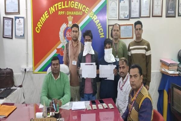 धनबाद स्टेशन पर दो मोबाइल चोर गिरफ्तार, दो फोन और 5500 रुपये बरामद