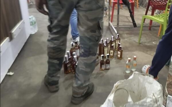 चैनपुर में पुलिस की बड़ी कार्रवाई: दो होटलों में छापेमारी, भारी मात्रा में अंग्रेजी शराब जप्त