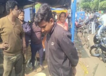 धनबाद के पाथरडीह लोको बाजार दुर्गा मंदिर में चोरी करते चोर को स्थानीय लोगों ने दबोचा