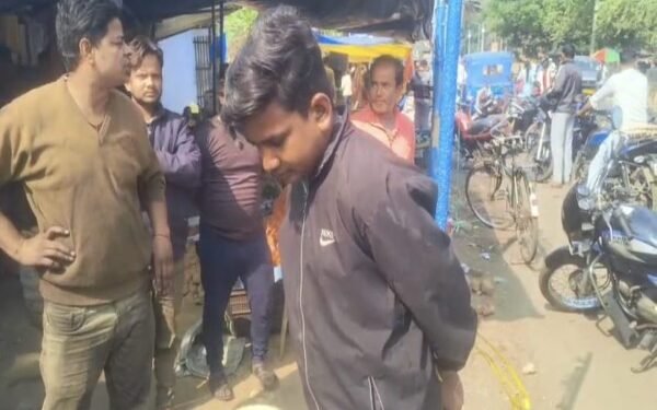 धनबाद के पाथरडीह लोको बाजार दुर्गा मंदिर में चोरी करते चोर को स्थानीय लोगों ने दबोचा