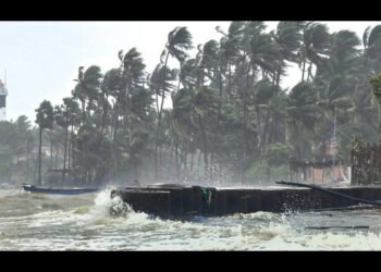 Cyclone Ditwah: तमिलनाडु-पुडुचेरी तट पर हाई अलर्ट, उड़ानें रद्द, स्कूल बंद, NDRF तैनात