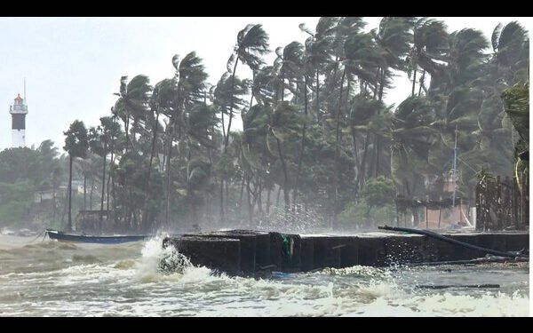 Cyclone Ditwah: तमिलनाडु-पुडुचेरी तट पर हाई अलर्ट, उड़ानें रद्द, स्कूल बंद, NDRF तैनात