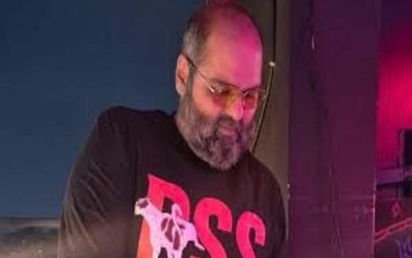 टी-शर्ट विवाद में फंसे कॉमेडियन कुणाल कामरा, RSS का मज़ाक उड़ाने का आरोप