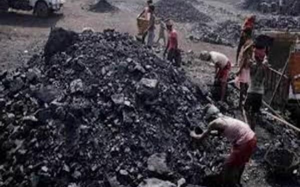 कोडरमा के अवैध ढिबरा खदान में चाल धंसने से एक मजदूर की मौत