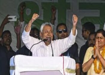 Breaking News: Chief Minister Nitish Kumar met Governor Arif Mohammad Khan today and submitted his resignation.