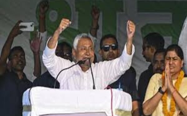 Breaking News: Chief Minister Nitish Kumar met Governor Arif Mohammad Khan today and submitted his resignation.