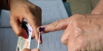 बिहार में पहले चरण की वोटिंग शुरू, नेपाल बॉर्डर सील, लालू परिवार ने डाला वोट