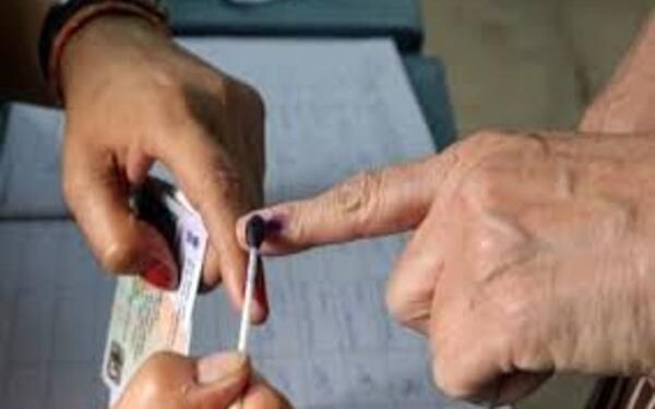 बिहार में पहले चरण की वोटिंग शुरू, नेपाल बॉर्डर सील, लालू परिवार ने डाला वोट