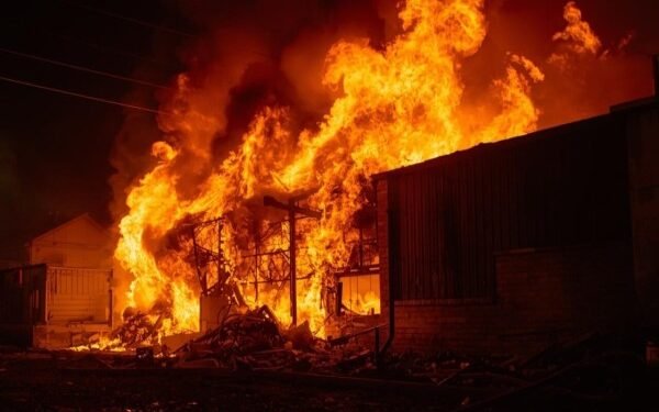 रांची के हरमू रोड पर प्लास्टिको वर्ल्ड में लगी भीषण आग, लाखों का नुकसान