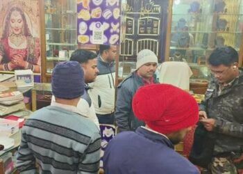Jharkhand News: दहशत में भुरकुंडा, 'वेडिंग शॉपिंग' के नाम पर ज्वेलरी शोरूम में करोड़ों की डकैती