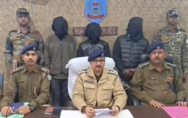 Jharkhand News : बोकारो में बड़ा खुलासा: बैंक–ज्वेलर्स के बाहर छिनतई करने वाली ओडिशा गैंग के तीन शातिर गिरफ्तार
