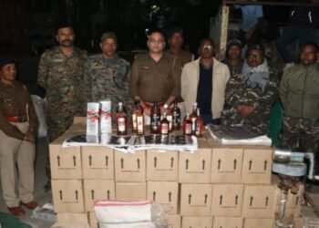 Jharkhand News: धनबाद उत्पाद विभाग को मिली बड़ी सफलता, चांद कुइयां में अवैध शराब के मिनी कारखाने का भंडाफोड़