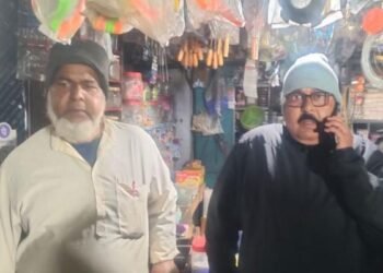 Dhanbad : सिंदरी में एक युवक ने चापड़ लहराते हुए फैलाया दहशत