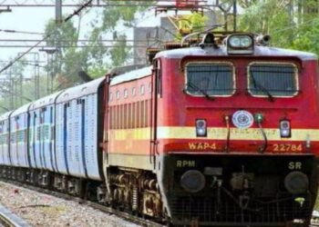 Indian Railway Fare Hike: नए साल से पहले रेलवे ने दिया झटका! लंबी दूरी की सफर अब होगी महंगी