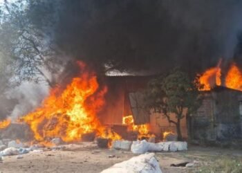 Jharkhand News : कचरे के गोदाम में भीषण आग, लगभग 80 लाख रुपये के नुकसान का अनुमान