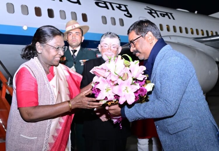 राष्ट्रपति Draupadi Murmu झारखंड दौरे पर रांची पहुंचीं, आज जमशेदपुर में कई कार्यक्रमों में होगीं शामिल