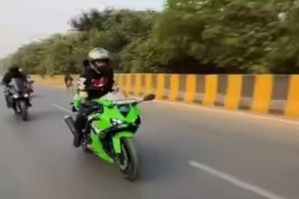 Tej Pratap Viral Video: लाखों की ग्रीन सुपरबाइक, फुल बाइकर लुक-तेज रफ्तार में तेजप्रताप का वीडियो वायरल