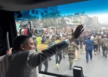 Tarique Rahman Return Bangladesh: 6,314 दिनों का इंतजार खत्म: नंगे पांव वतन लौटे तारिक रहमान, ढाका में उमड़ा समर्थकों का सैलाब