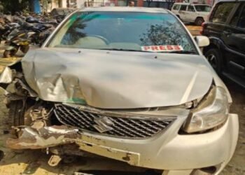 Jharkhand News: प्रेस बोर्ड लगी स्विफ्ट डिजायर से तस्करी का भंडाफोड़, पुलिस से बचने के चक्कर में डिवाइडर से टकराई कार