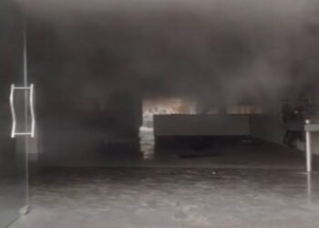 Jharkhand News: तिलैया में आग का तांडव: बाइक शोरूम में मची तबाही, कर्मचारियों ने जान पर खेलकर...