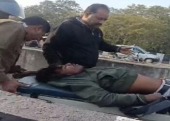 Jharkhand News: धनबाद में बड़ा हादसा, तेज रफ्तार बाइक डिवाइडर से टकराई