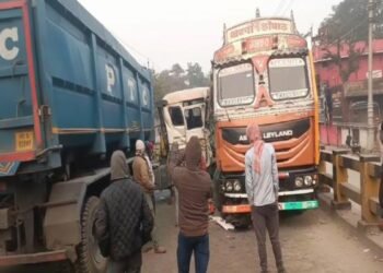 Palamu News: मेदिनीनगर ओवरब्रिज पर ट्रक फंसे, यातायात पूरी तरह ठप