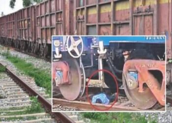 Koderma में खड़ी मालगाड़ी के नीचे से गुजर रहा था युवक, अचानक ट्रेन चली, पर खरोंच तक नहीं आई