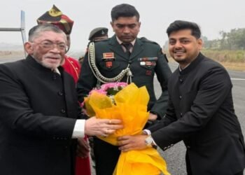 ​Governor संतोष कुमार गंगवार का Dhanbad आगमन, हवाई अड्डे पर दिया गया 'गार्ड ऑफ ऑनर'