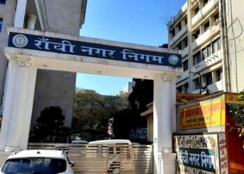 Ranchi Municipal Corporation has now taken strict action against meat and fish shops operating without licenses in Ranchi, cancelling the licenses of 17 shops.