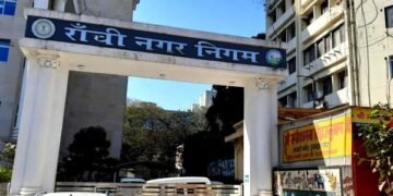 Ranchi Municipal Corporation has now taken strict action against meat and fish shops operating without licenses in Ranchi, cancelling the licenses of 17 shops.